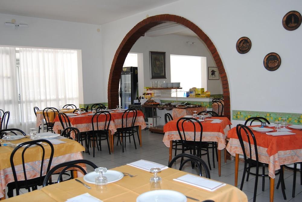 Hotel Trevi تْشيزيناتيكو المظهر الخارجي الصورة