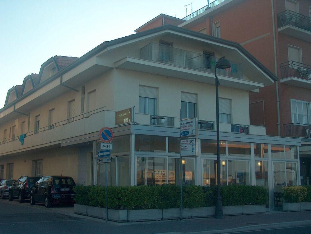 Hotel Trevi تْشيزيناتيكو المظهر الخارجي الصورة