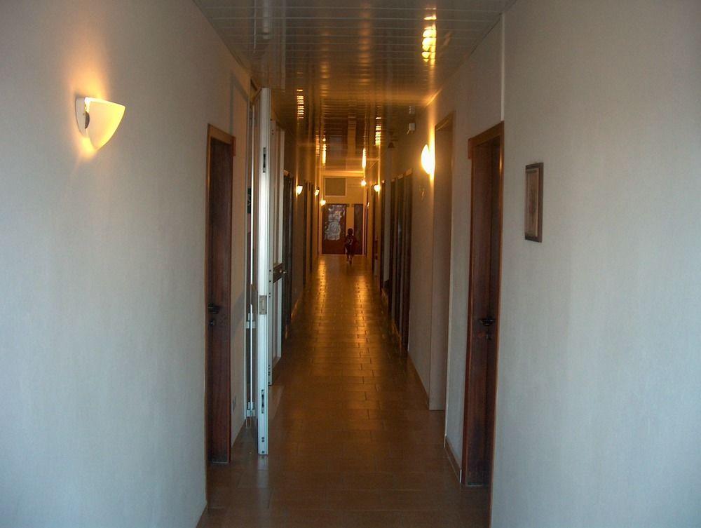 Hotel Trevi تْشيزيناتيكو المظهر الخارجي الصورة