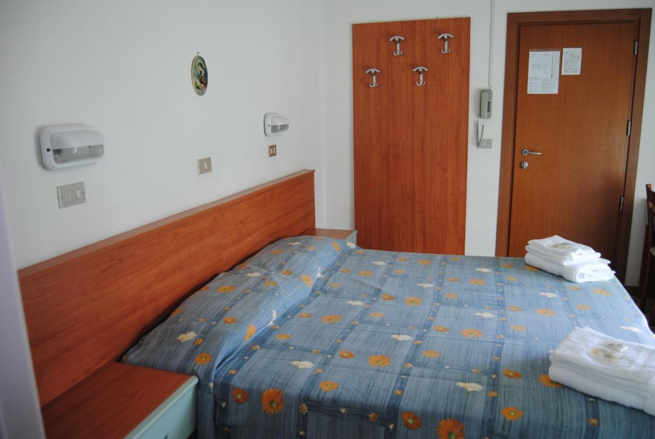 Hotel Trevi تْشيزيناتيكو الغرفة الصورة